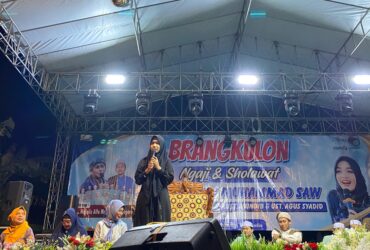 Ning Umi Laila dalam peringatan Maulid Nabi Muhammad SAW di halaman Musala Al-Islah RT 06 RW 03, Desa Jelu, Kecamatan Ngasem, Kabupaten Bojonegoro, Kamis (05/09/2024).