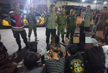 Para pengamen yang dibawa ke polres Mojokerto Kota.(Blok-a.com/Syahrul Wijaya).
