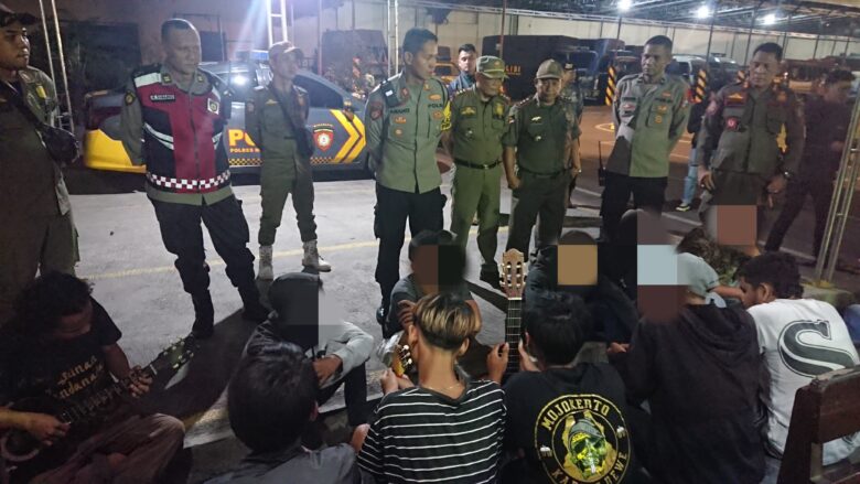 Para pengamen yang dibawa ke polres Mojokerto Kota.(Blok-a.com/Syahrul Wijaya).