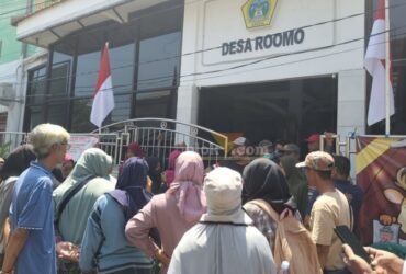 Ratusan emak-emak warga Desa Roomo, Manyar, Gresik geruduk balai desa gegara beras CSR. (blok-a.com/ivan)