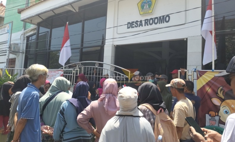 Ratusan emak-emak warga Desa Roomo, Manyar, Gresik geruduk balai desa gegara beras CSR. (blok-a.com/ivan)