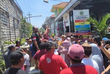 Warga Roomo Gresik demo di depan Balai Desa tuntut Transaransi dana CSR. (blok-a.com/ivan)
