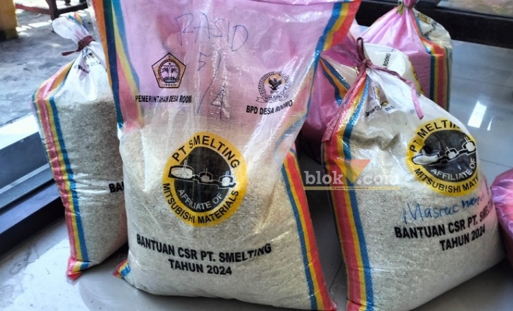 Beras CSR dari PT Smelting yang dibagikan ke warga Desa Roomo tak layak konsumsi.
