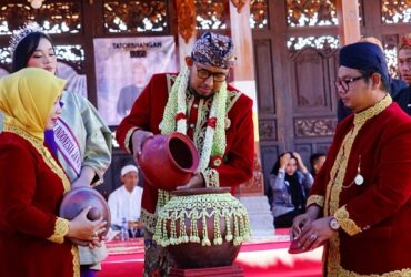 Bupati Sumenep Achmad Fauzi saat menghadiri acara tradisi ritual Tatorbangan di Desa Torbang, Kecamatan Batuan, Senin (09/09/2024).