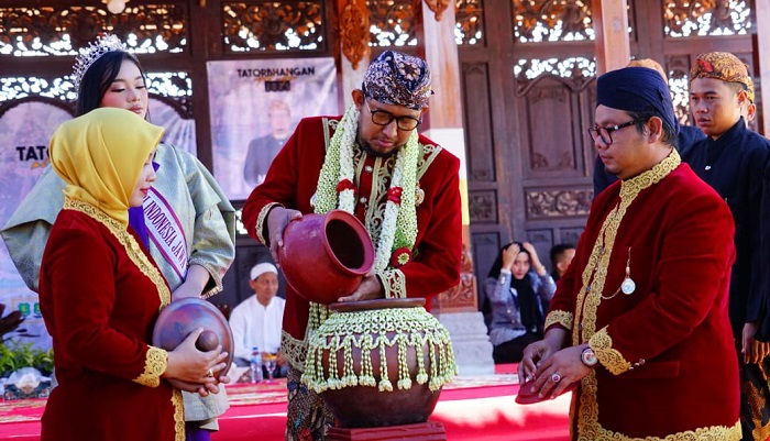 Bupati Sumenep Achmad Fauzi saat menghadiri acara tradisi ritual Tatorbangan di Desa Torbang, Kecamatan Batuan, Senin (09/09/2024).
