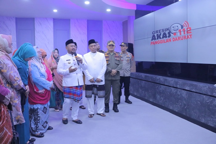 Fandi Akhmad Yani Bupati Gresik dalam peresmian comand center Gresik Akas 112.