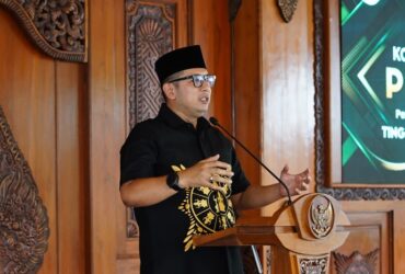 Pj Wali Kota lepas atlet Porsadin di halaman Pemkot Mojokerto.(blok-a.com/Syahrul Wijaya)