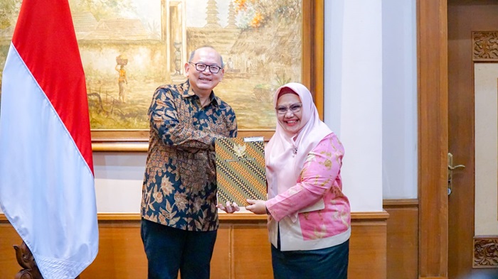 Wabup Aminatun Habibah menerima surat Tugas Pelaksana Jabatan Bupati Gresik.