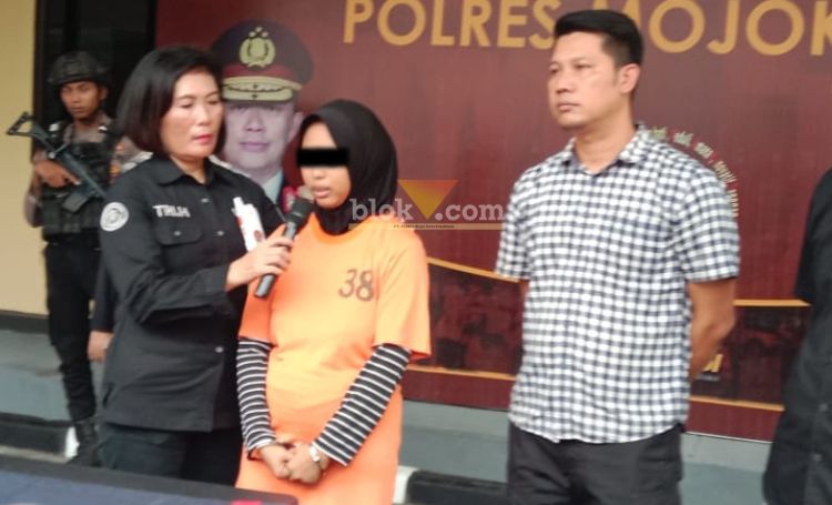 Pelaku penipuan arisan di Polres Mojokerto.(Blok-a.com/Syahrul Wijaya)
