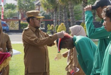 Bupati Sumenep dalam penyerahan penghargaan di halaman Kantor Bupati, Selasa (24/09/2024).