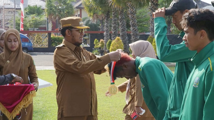 Bupati Sumenep dalam penyerahan penghargaan di halaman Kantor Bupati, Selasa (24/09/2024).