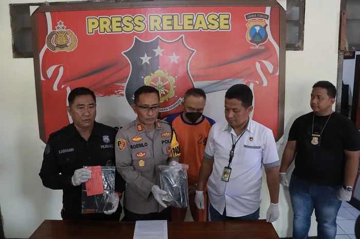 Pelaku yang membakar rumah adiknya diamankan di Polres Jombang.(dokumen Polres)