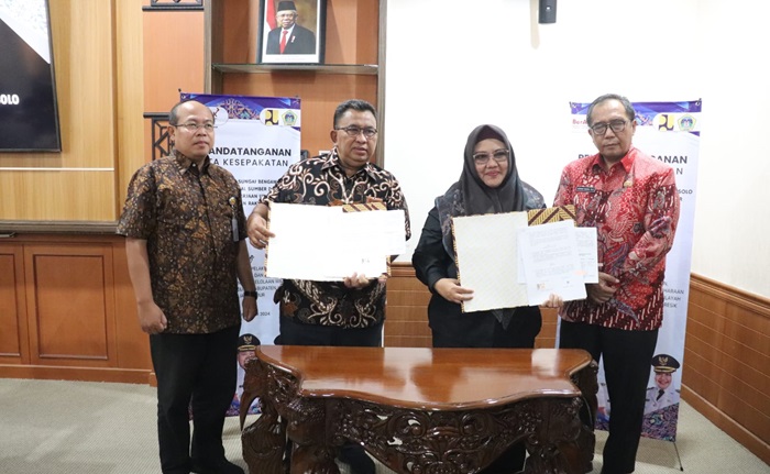 Wakil Bupati Gresik Aminatun Habibah dan Sekretaris Daerah Kabupaten Gresik Achmad Washil Miftahul Rachman sesaat setelah penandatanganan kerja sama dengan BBWS.