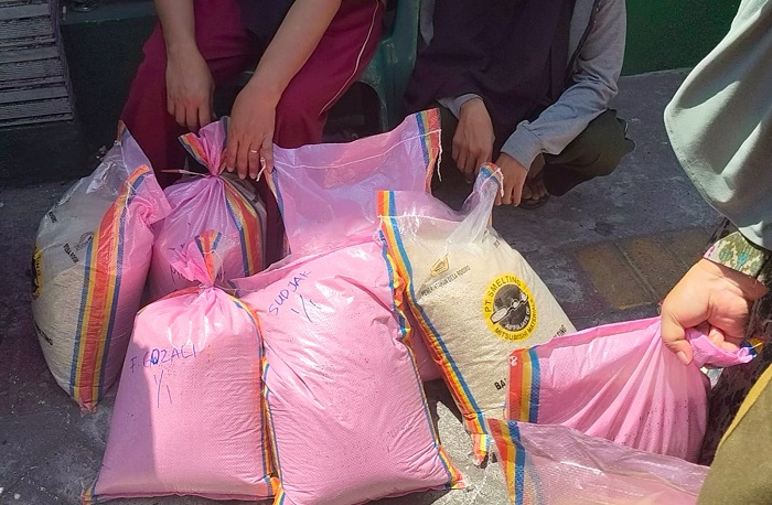 Barang bukti beras CSR PT Smelting yang diduga tak layak konsumsi saat warga Roomo, Manyar demo ke Balai Desa.