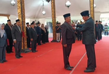 Bupati Sumenep Achmad Fauzi Wongsojudo menyematkan Tanda Kehormatan, di Pendopo Agung Keraton Sumenep, Kamis (12/09/2024).