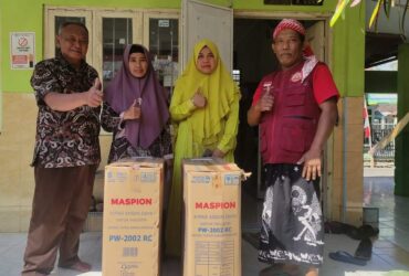 Teks: Pemberian bantuan kipas angin untuk sekolah madrasah ibtidaiyah Al-Huda.(Blok-a.com/Syahrul Wijaya)