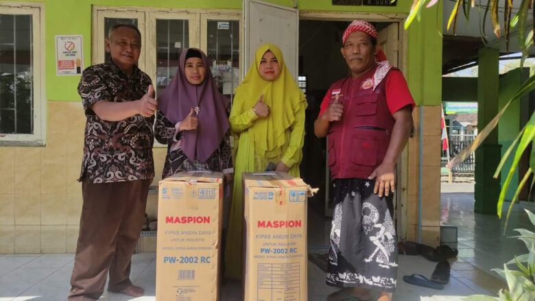 Teks: Pemberian bantuan kipas angin untuk sekolah madrasah ibtidaiyah Al-Huda.(Blok-a.com/Syahrul Wijaya)
