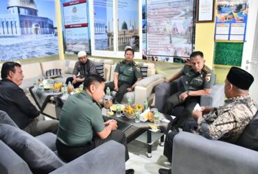 Dandim 0815 dan rombongan foto bersama dengan pimpinan dan pengurus ponpes eLKISI, Pungging.(dokumen Kodim)