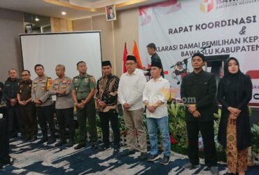 Kedua pasangan calon bupati dan wakil bupati, foto bersama forkopimda, dalam acara deklarasi damai.(Blok-a.com/Syahrul Wijaya)