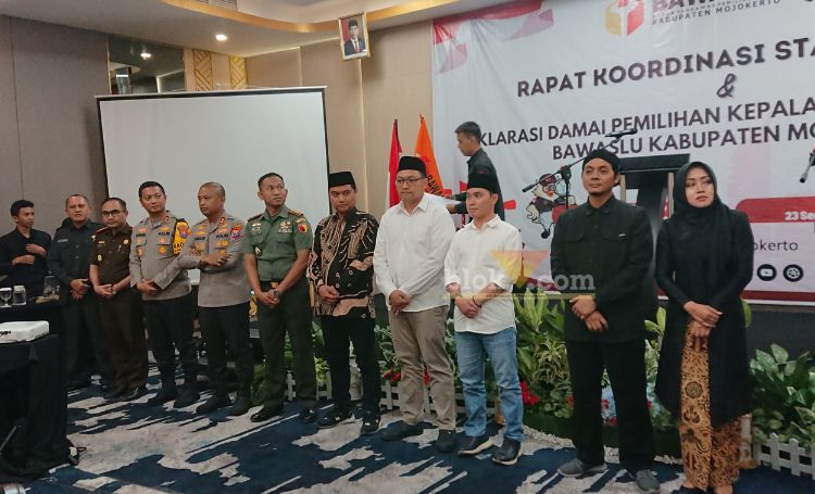 Kedua pasangan calon bupati dan wakil bupati, foto bersama forkopimda, dalam acara deklarasi damai.(Blok-a.com/Syahrul Wijaya)