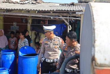 Satlantas Polres Gresik kirim bantuan Air Bersih ke daerah terdampak kemarau.
