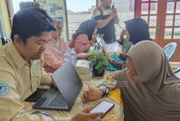 Petugas dari kelurahan lumpur dan Disdukcapil Gresik mengaktivasi IKD di Kantor kelurahan. (Blok-a.com/ivan)