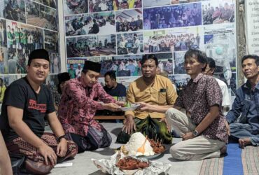 Teks foto : Pemotongan tumpeng ngaji oleh Tim Melek Industri Santri Nusantara Bersatu Fokus Entas Pengangguran Desa Bedanten, Bungah, Gresik.