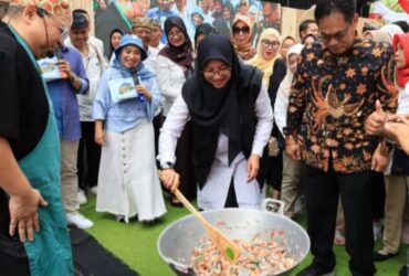 Caption : Bupati Ipuk saat hadir pada acara Shrimp Festival di Gelanggang Seni Budaya (Gesibu) Taman Blambangan, Sabtu (7/9/2024)(blok-a.com/istimewa).