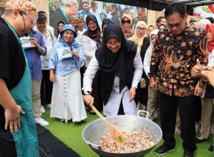 Caption : Bupati Ipuk saat hadir pada acara Shrimp Festival di Gelanggang Seni Budaya (Gesibu) Taman Blambangan, Sabtu (7/9/2024)(blok-a.com/istimewa).