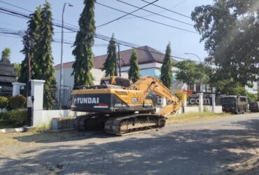 Barang bukti Eksavator yang digunakan sodikin sudah dilimpahkan ke Kejaksaan Gresik.(blok-a.com/ivan)
