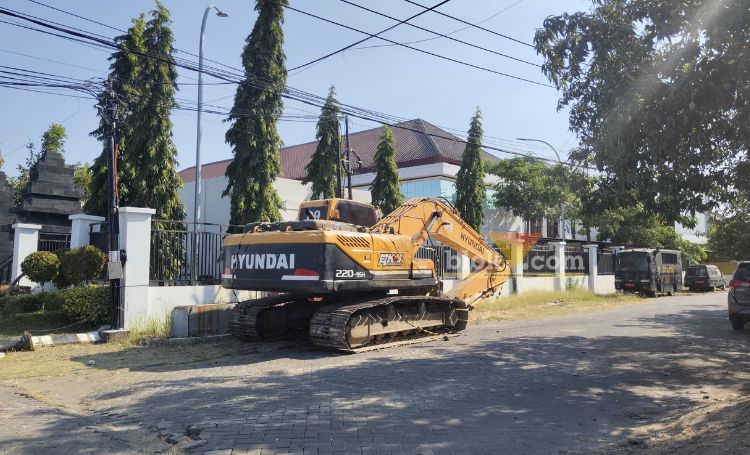 Barang bukti Eksavator yang digunakan sodikin sudah dilimpahkan ke Kejaksaan Gresik.(blok-a.com/ivan)