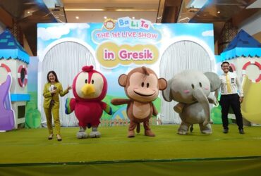 Aksi performance Baba, Lili dan Tata di Gressmall Gresik.