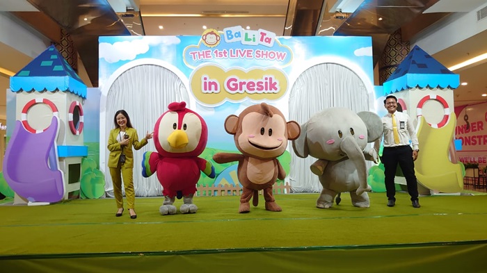 Aksi performance Baba, Lili dan Tata di Gressmall Gresik.