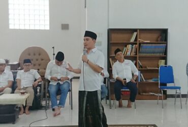 Bakal calon Bupati Mojokerto Gus Barra saat memberikan sambutan kepada relawan di masjid kampus UKHAC, Pacet.(Blok-a.com/Syahrul Wijaya)