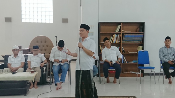 Bakal calon Bupati Mojokerto Gus Barra saat memberikan sambutan kepada relawan di masjid kampus UKHAC, Pacet.(Blok-a.com/Syahrul Wijaya)