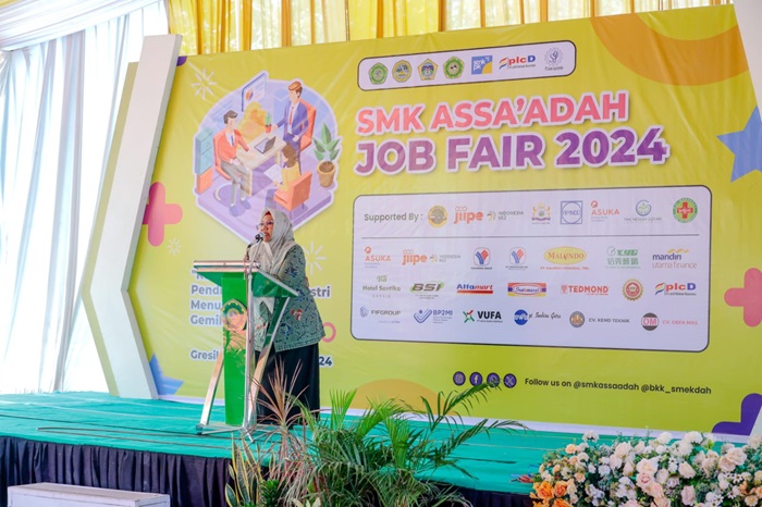 Wabup Gresik Hj Aminatun Habibah saat membuka Job Fair di SMK Asa'adah Bungah.