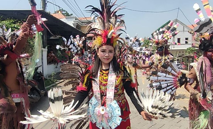 Peserta karnaval Desa Mojowuku , Kedamean, Gresik memakai baju adat dari bahan daur ulang.