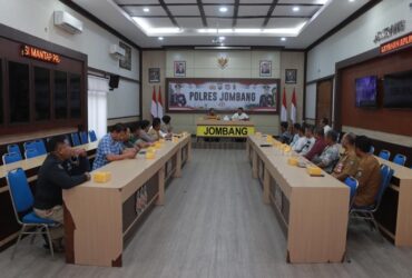 Suasana Mediasi insiden penonton karnaval yang terlibat tawuran di ruang JCC Polres Jombang.(dokumen Polres)