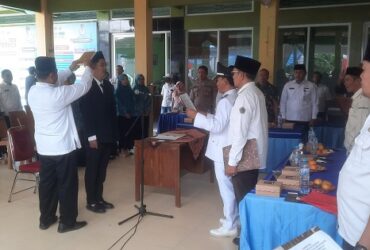 Muhammad Alwi Dahlan dilantik sebagai Kaur Keuangan di Balai Desa Karangankidul, Benjeng, Gresik.