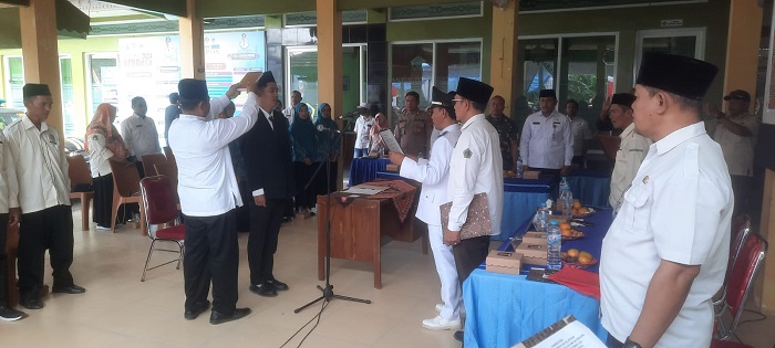 Muhammad Alwi Dahlan dilantik sebagai Kaur Keuangan di Balai Desa Karangankidul, Benjeng, Gresik.