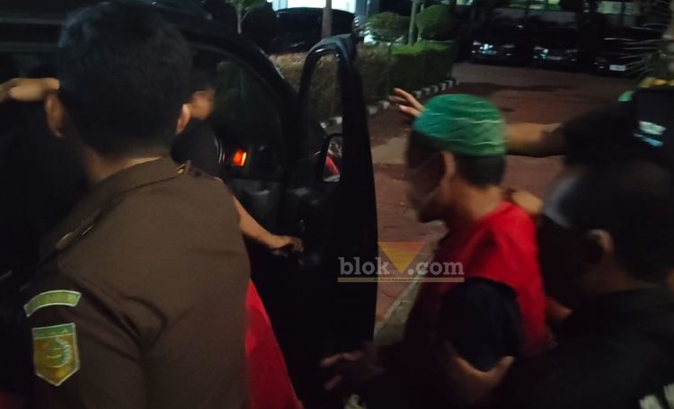 Tersangka dugaan pidana korupsi pengadaan beras CSR langsung ditahan Kejari Gresik, Kamis (26/9/2024) malam.(blok-a.com/ivan)