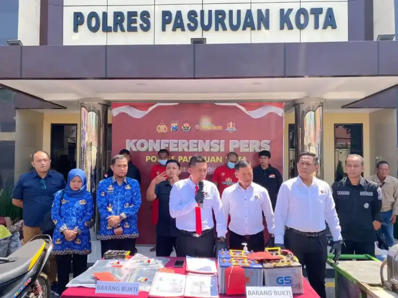 Konferensi pers pengungkapan kasus pencurian gerobak dan aki truk di Polresta Pasuruan (foto: Rahmat Ferry Gunawan/Blok-a.com)