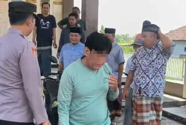 Pencuri kotak amal yang tertangkap warga.(blok-a.com/Syahrul Wijaya)
