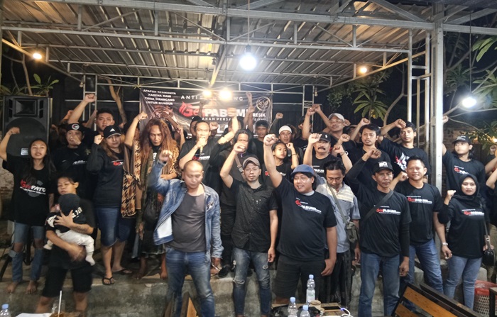 Para relawan saat mendeklarasikan dukungan terhadap bumbung kosong di salah satu kafe.