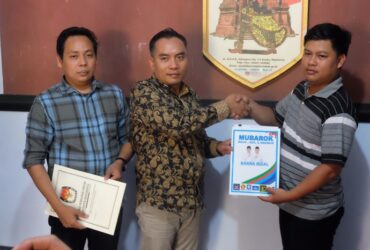 Ketua dan divisi teknis KPU kabupaten Mojokerto menerima berkas perbaikan persyaratan pendaftaran bakal pasangan calon bupati dan wakil bupati.(Blok-a.com/Syahrul Wijaya)