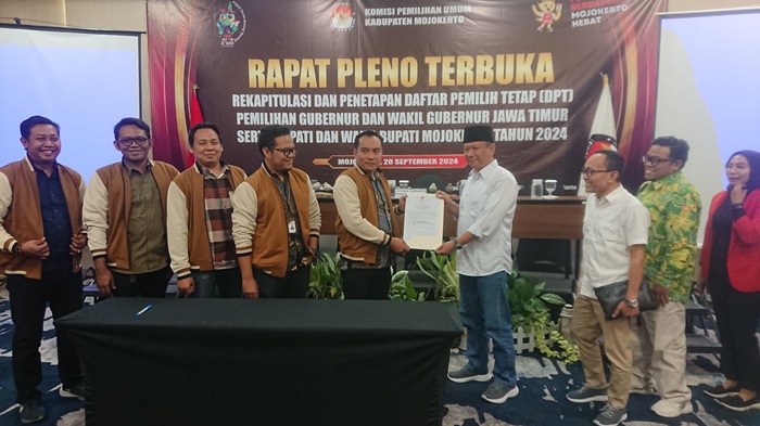 Anggota komisioner KPU kabupaten Mojokerto memberikan hasil penetapan DPT kepada perwakilan partai.(Blok-a.com/Syahrul Wijaya)