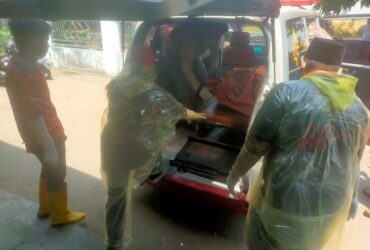 Mayat lansia Mojokerto saat dievakuasi petugas.(Blok-a.com/Syahrul wijaya)