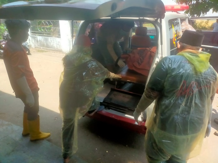 Mayat lansia Mojokerto saat dievakuasi petugas.(Blok-a.com/Syahrul wijaya)