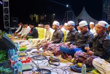 Gus Azmi bersama Pemdes Menunggal, Kedamean, Gresik saat Maulid Nabi.