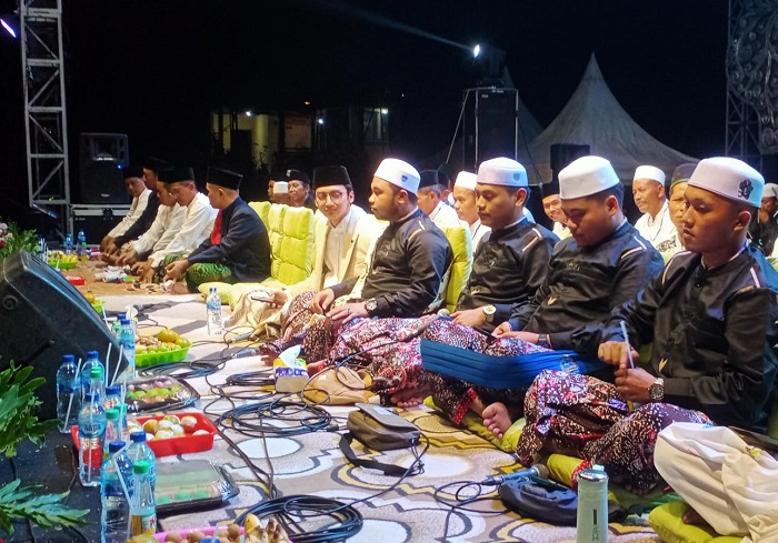 Gus Azmi bersama Pemdes Menunggal, Kedamean, Gresik saat Maulid Nabi.